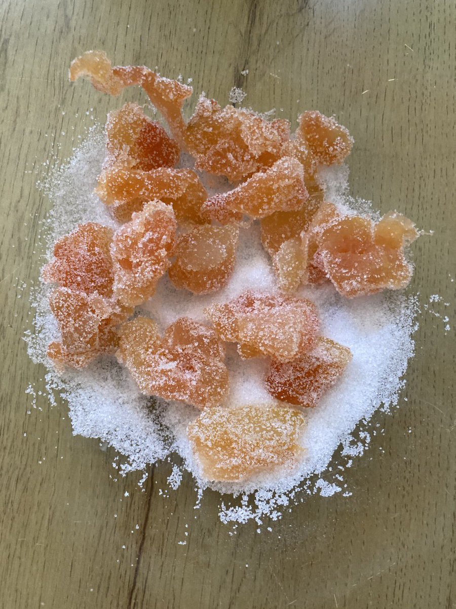 初めてザボンというものを貰ってザボン漬けというものを作って食べた。このワタがみすず飴みたいなゼリーっぽいお菓子になるのすごい。美味しい〜！