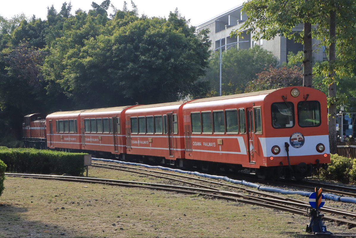 阿里山林業鐵路と大井川鐵道は友好協定締結40周年を記念し、この節目に井川線仕様のラッピング列車の運転を開始。
昨日よりヘッドマークの掲出が始まりました。

2026/1/24
阿里山林業鐵路 8次
DL 51+阿里山号客車4B