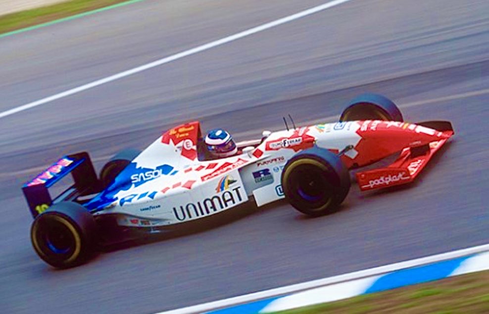 FelipeFAN15's tweet image. #誰にも言えないこと

実は歴代の
F1マシンとドライバーの中でも

大好きなんだわよ😍

シルエットといい
カラーリング🤍❤️💙といい
最高‼️
スポンサーに関しては
ノーコメント😅

ドライバーは敢えて言わん🫡ｷﾘｯ
分かってくれる人はわかるので

デザイナーは
#アラン・ジェンキンス
#FA16

#f1jp