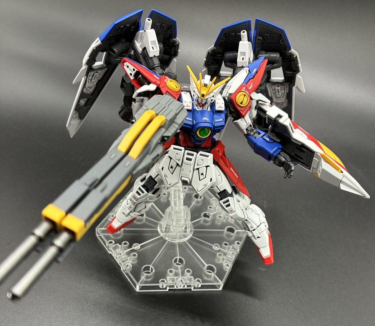 tekko_mjp's tweet photo. RGウイングガンダムゼロ完成しました。
ウイングバインダーの稼働範囲が広すぎてなかなかポーズ決められませんでした。
ガンダムW30周年のすごい出来です❗️
#ガンダムW
#ガンダムW30周年 
#ガンプラ https://t.co/ySSuDXIr2H