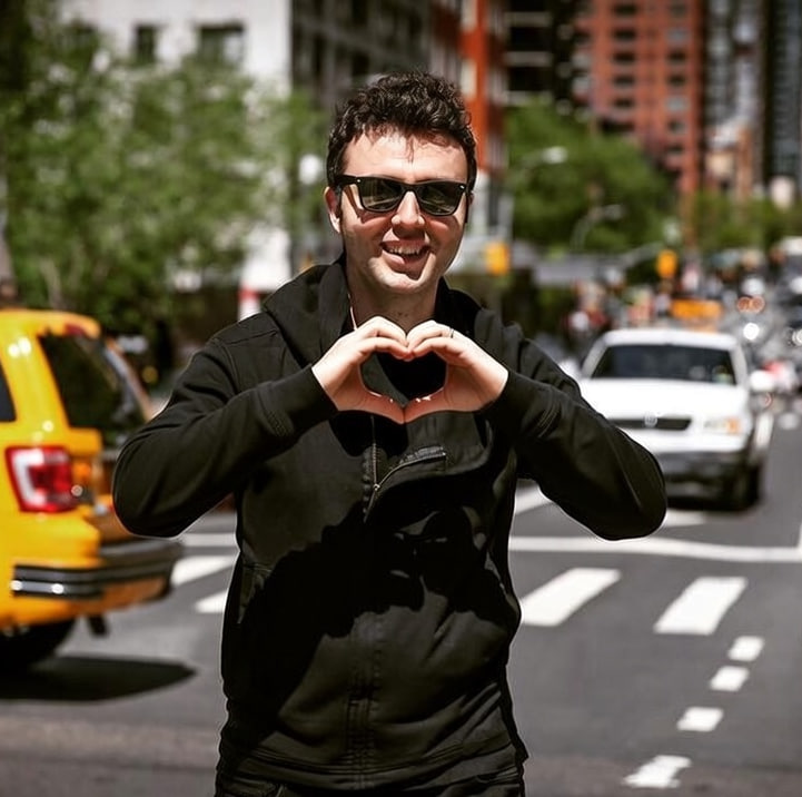 Uyuşturucu operasyonunda tutuklanan E.G:

"Salonda şişe çevirmece oynadık. Oyunda daha çok cinsel içerikli birbirimize 'üzerini çıkart, soyun, onu öp, öpüş' vs. şeyler yapıyorduk.

'Sütyenini çıkar gel, Veyis'le 3 dk yan odada vakit geçir' vs. şeklinde teklifler oluyordu.

Ortama