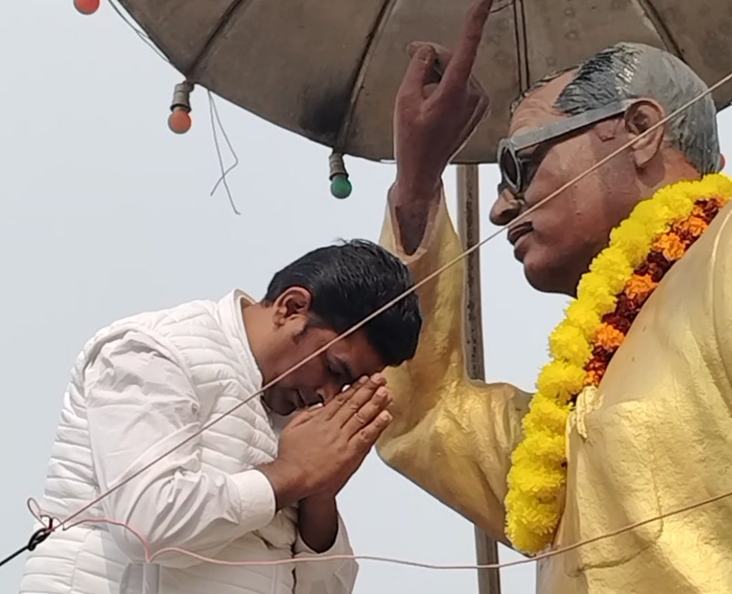 samatapartybih's tweet photo. जननायक कर्पूरी ठाकुर जी की 102वीं जयंती के अवसर पर सीतामढ़ी जिला अंतर्गत पुपरी में समता पार्टी के राष्ट्रीय अध्यक्ष श्री @uday88mandal  जी ने कर्पूरी जी की प्रतिमा पर माल्यार्पण कर उन्हें आदरांजलि दी। #JanNayak 
#KarpuriThakur https://t.co/7jqnfmmYIk