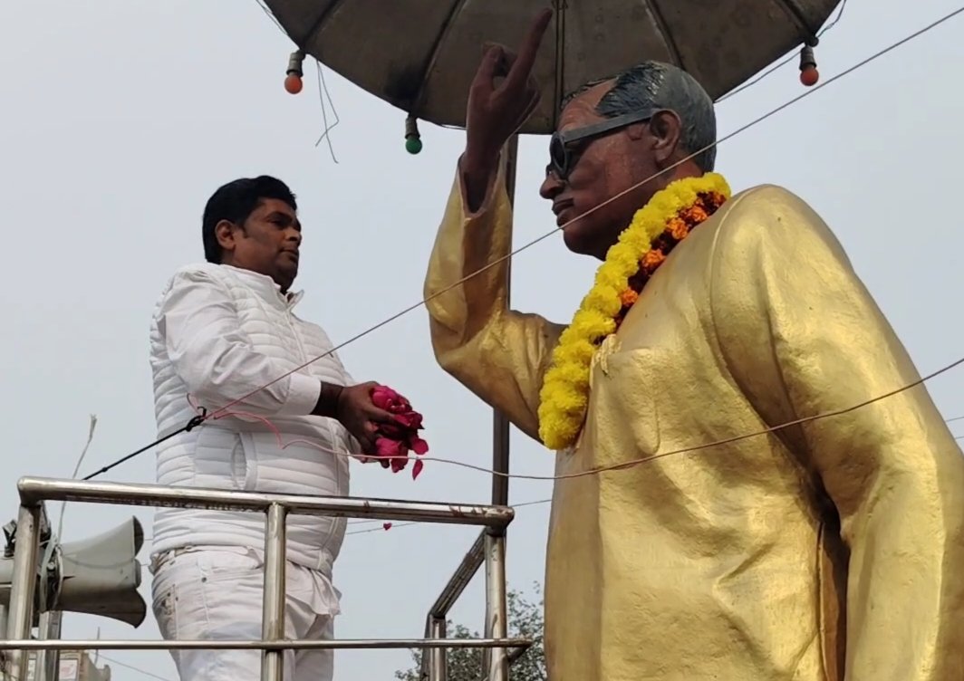 samatapartybih's tweet photo. जननायक कर्पूरी ठाकुर जी की 102वीं जयंती के अवसर पर सीतामढ़ी जिला अंतर्गत पुपरी में समता पार्टी के राष्ट्रीय अध्यक्ष श्री @uday88mandal  जी ने कर्पूरी जी की प्रतिमा पर माल्यार्पण कर उन्हें आदरांजलि दी। #JanNayak 
#KarpuriThakur https://t.co/7jqnfmmYIk