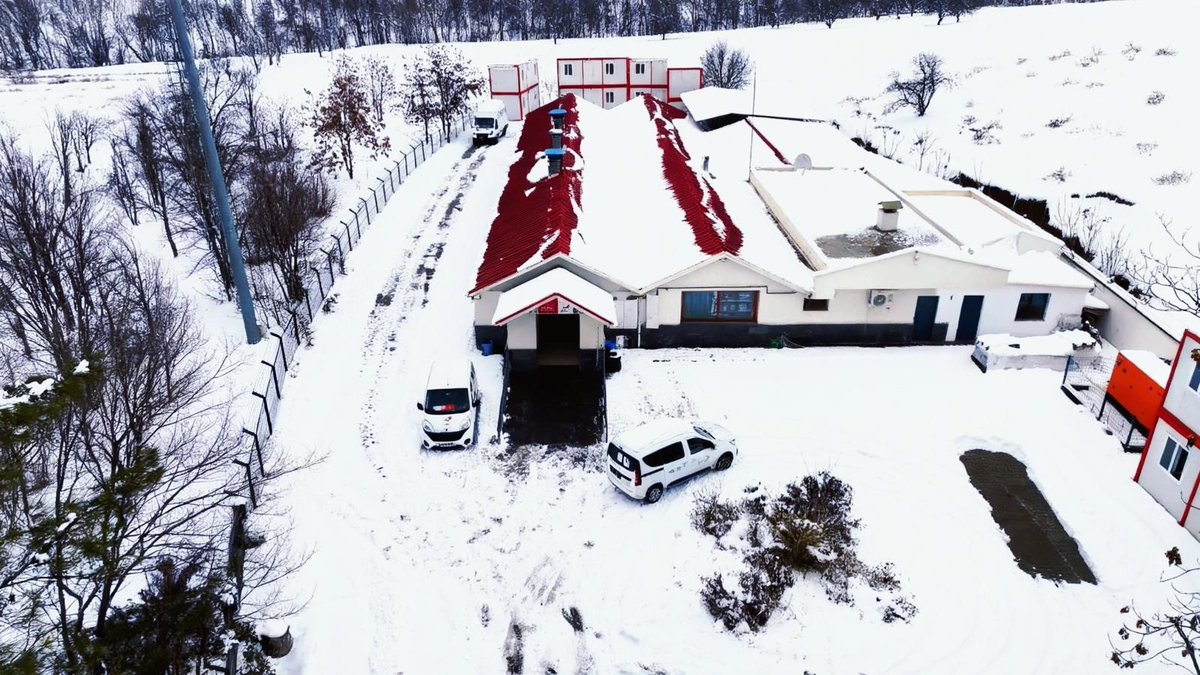 Kar ve kış demeden ❄️
Kızılay Diyarbakır Aşevi, her koşulda ihtiyaç sahiplerine,
yemeğini yapamayan yaşlı ve hastalara sıcak yemek ulaştırıyor. 🍲❤️

Her zaman ve her koşulda görev başında.