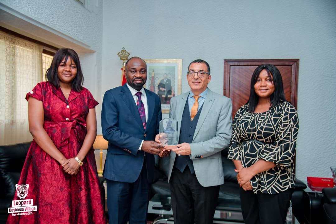 StrategieRdc's tweet photo. 📸 Retour à l’image

Remise du Trophée Léopard Business Village à S.E. Rachid Agassim, Ambassadeur du Maroc en RDC, par l’équipe du Think Tank RDC Stratégie, conduite par son Président Bodom Matungulu.

Un symbole fort de coopération économique et de vision africaine .