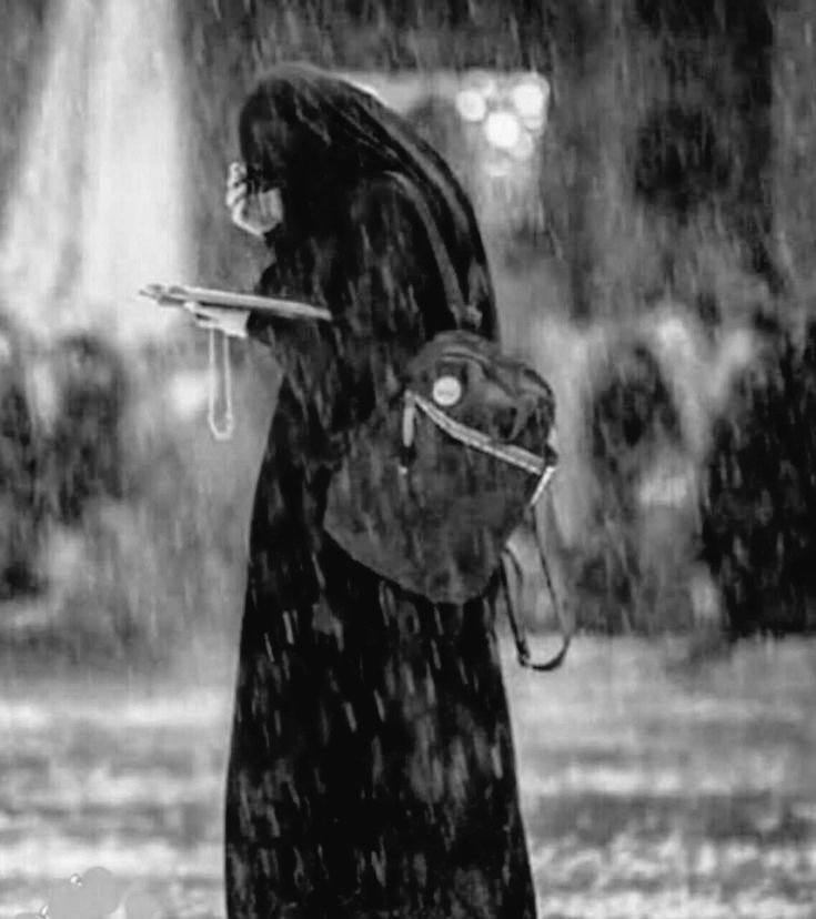 Gülüyorum ama içimde bir yer hep yas tutuyor.