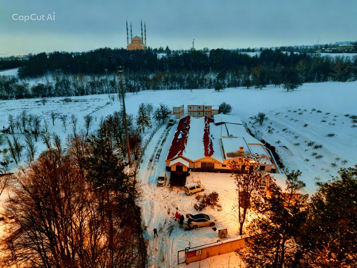 Kar, kış, soğuk demeden yola çıkıyoruz ❄️
Bugün de Kızılay #Diyarbakır Aşevi olarak
yemeğini yapamayan yaşlı ve hastalarımıza
sıcak bir kap yemek ulaştırdık. 🍲

Bir tebessüm, bir dua…
İnanın hepsine değiyor. 
<a href="/Kizilay/">Türk Kızılay</a> <a href="/FatmaMericYlmaz/">Prof. Dr. Fatma Meriç Yılmaz</a> <a href="/nurdaldurmus/">Nurdal Durmuş</a> <a href="/ramazansaygili1/">Y. Ramazan Saygılı</a> <a href="/sukrucan68/">Şükrü Can</a>