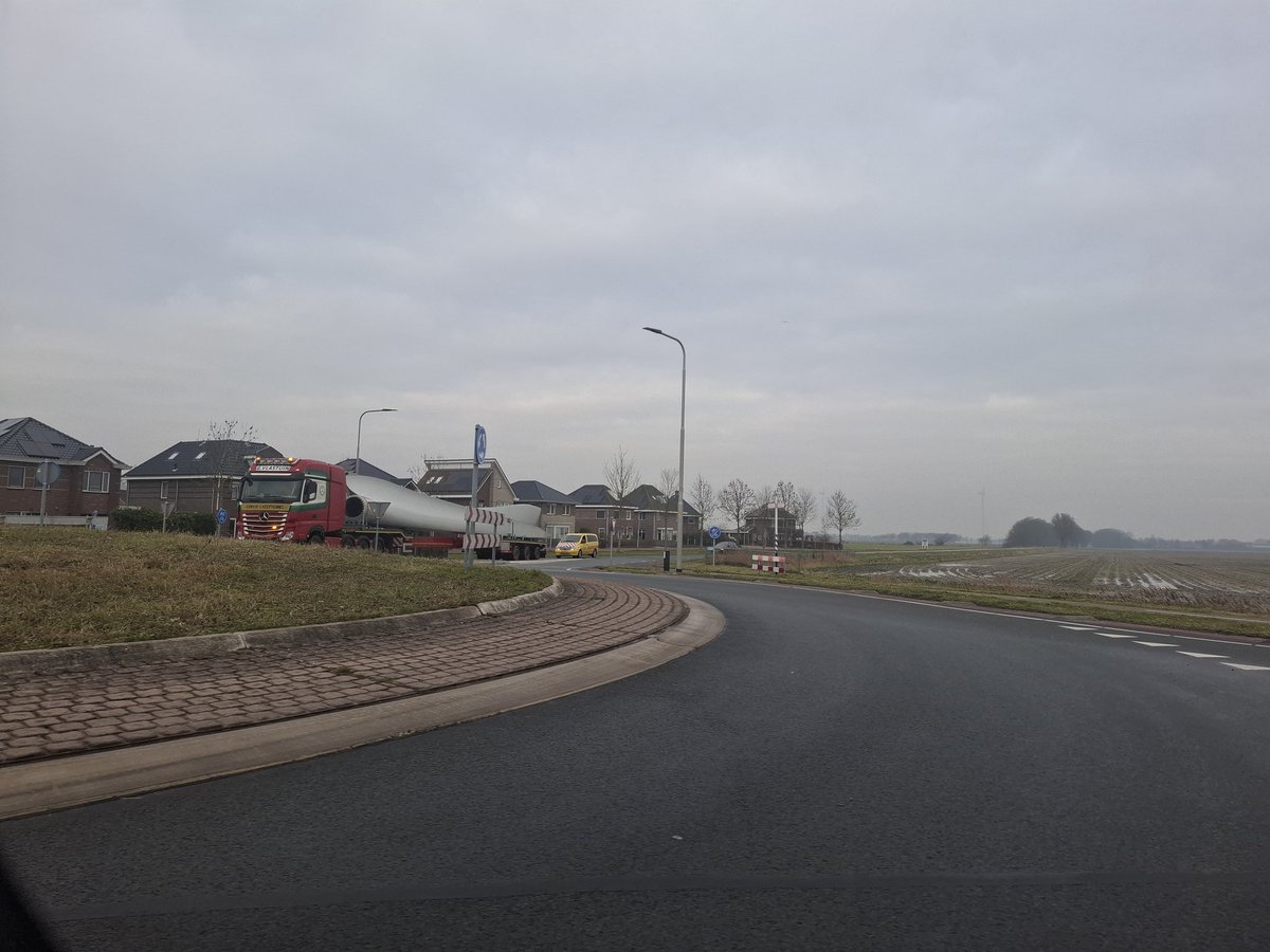 PieterSlootdorp's tweet image. De ontmanteling van de 32 turbines in de Wieringermeer loopt op schema dankzij het mooie weer. De eigenaren worden door de gemeenteraad gehouden aan eerder gemaakte afspraken die zijn gemaakt bij de realisatie van het windpark. Afspraak =Afspraak #hollandskroon