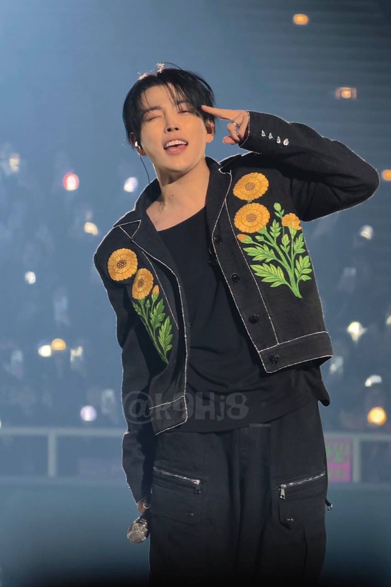 Неотразимый капитан с бархатцами🧡💐

#ATEEZ #에이티즈 
#HONGJOONG #홍중
#In_Your_Fantasy #ATEEZinTAIPEI