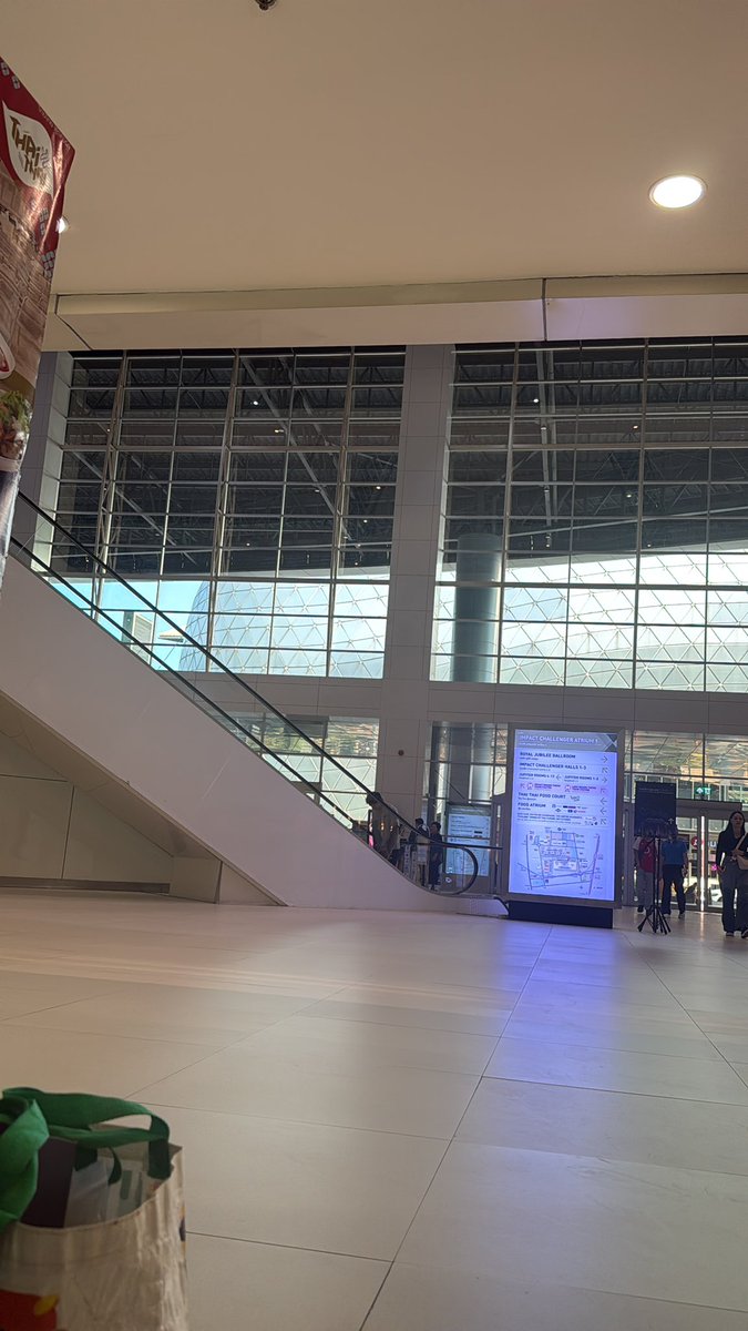 เนื่องจาก เลื่อนเข้าฮอลล์ ตอนนี้ย้ายมาแจกของผู้โชคดี ฝั่งชาเลนเจอร์นะคะ สามารถมารับได้ค่ะ ถึง 17.00 น. ค่ะ ข้างบันไดเลื่อนค่ะ 
#TheHiddenPROXIEGEMs 
#PROXIE_The3rdConcert