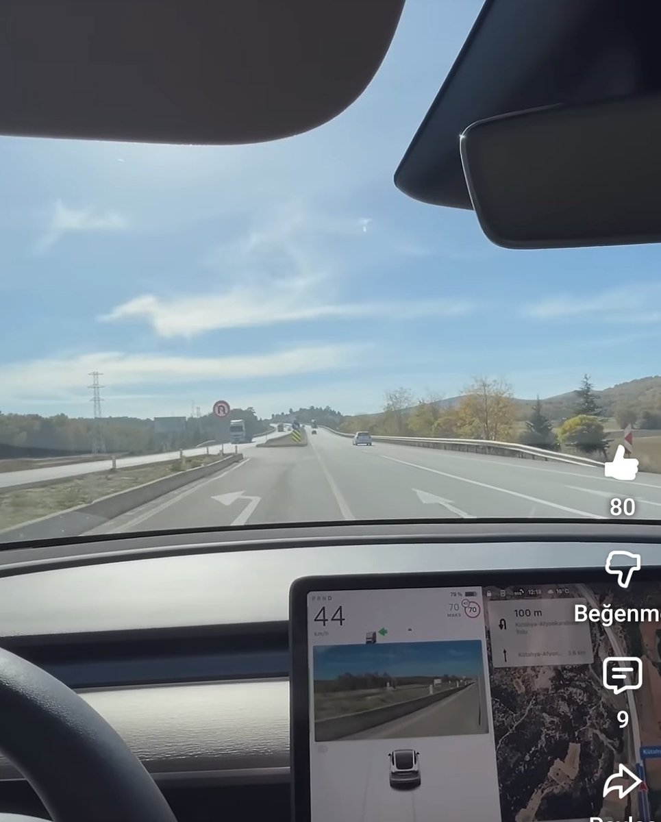 HEnginAk's tweet photo. Afyon istikametinde 1.5km sonrası. Sola dönülebilmesi için cep ayrılmış. Sola dönülebilen bir yol yok. Tek olasu hamle "U" dönüşü ama onun için de yasak tablası var. Burası için en mantıklı çözüm döner kavşak. @kutahyaemniyet @teslaeurope @TrafikEgm @KutahyaValiligi @kutahyabel https://t.co/d2pWdfEqML