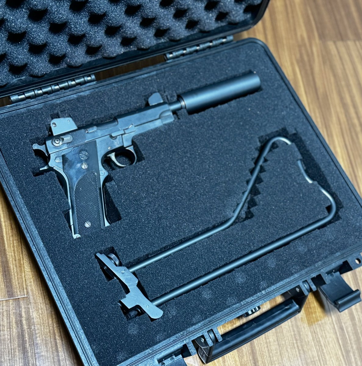 D_K_guns's tweet image. MGCM459ベースのS&amp;amp;W Mk22にメタルアウターバレルとメタルサイレンサー、メタルストックのカスタムになります🥳

インナーバレルはギリギリまで延長しており、追加されたスライドストップなどのパーツはオール真鍮削り出しにて製作されました✨

ストック装備により正確な射撃が可能になっております！