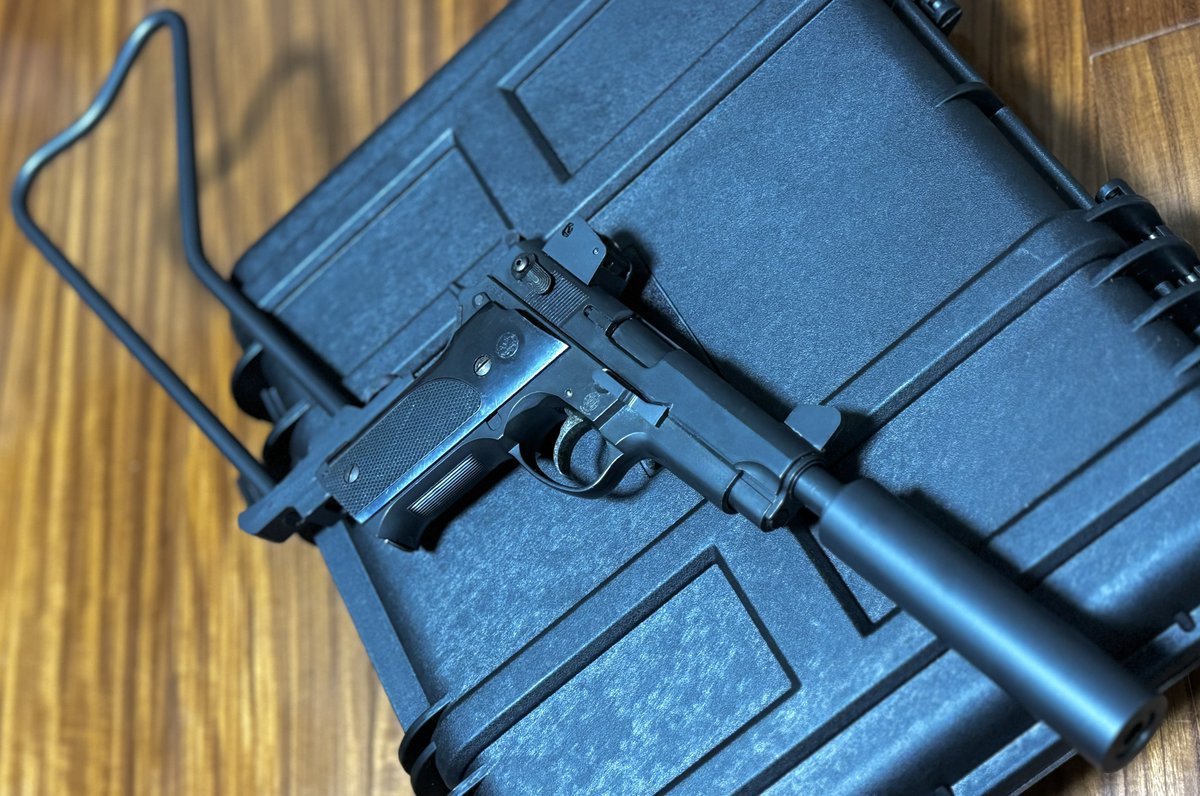 D_K_guns's tweet image. MGCM459ベースのS&amp;amp;W Mk22にメタルアウターバレルとメタルサイレンサー、メタルストックのカスタムになります🥳

インナーバレルはギリギリまで延長しており、追加されたスライドストップなどのパーツはオール真鍮削り出しにて製作されました✨

ストック装備により正確な射撃が可能になっております！