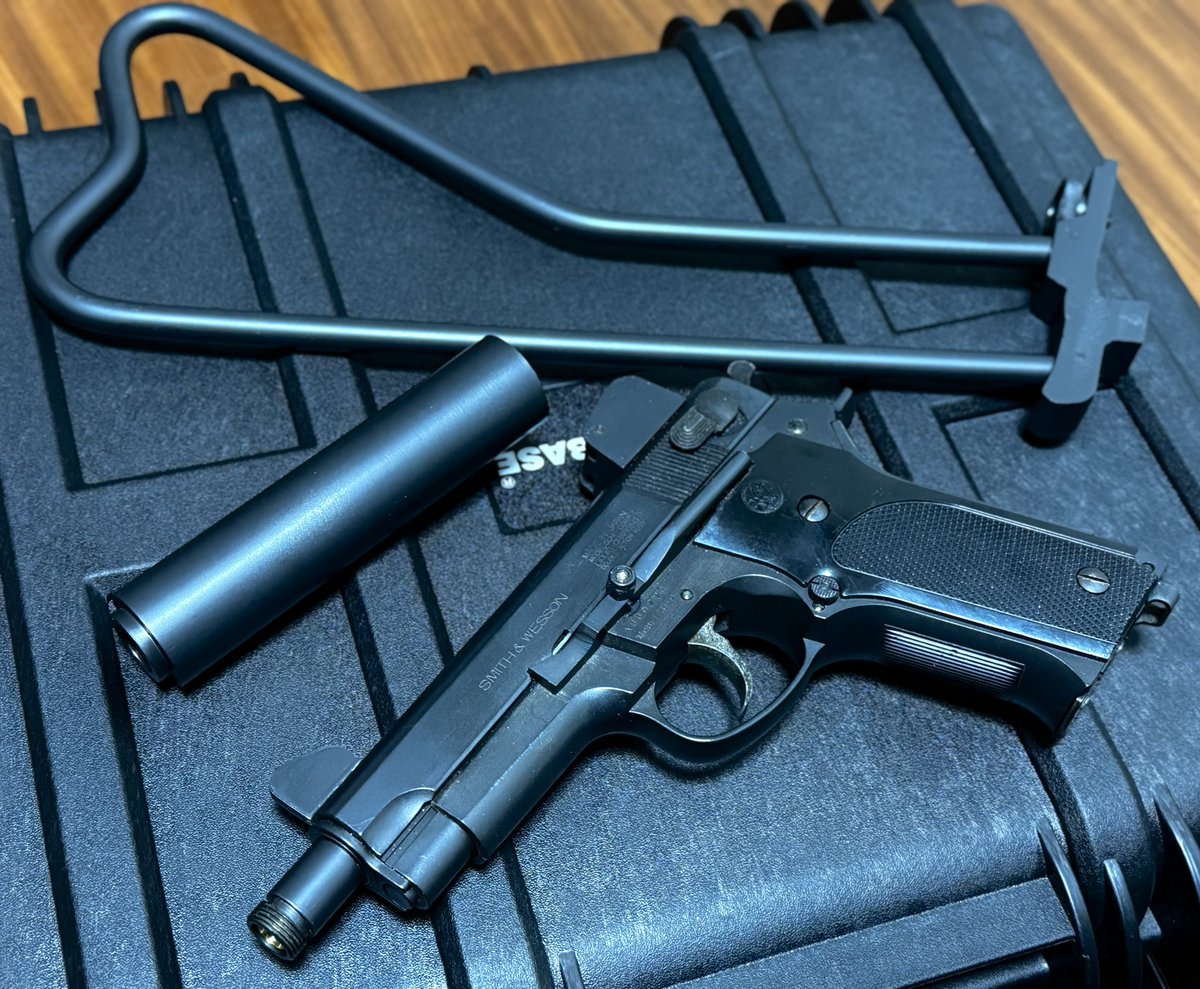 D_K_guns's tweet image. MGCM459ベースのS&amp;amp;W Mk22にメタルアウターバレルとメタルサイレンサー、メタルストックのカスタムになります🥳

インナーバレルはギリギリまで延長しており、追加されたスライドストップなどのパーツはオール真鍮削り出しにて製作されました✨

ストック装備により正確な射撃が可能になっております！