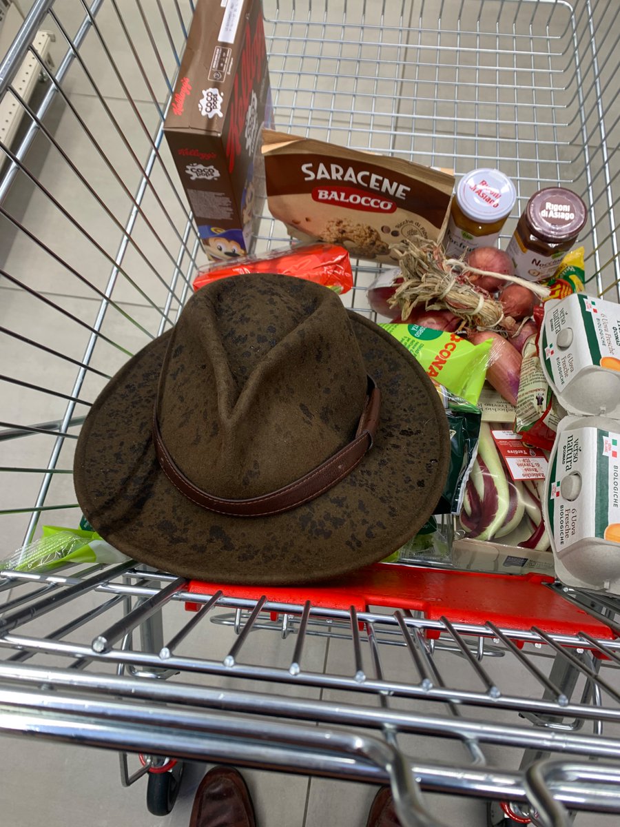 Filzi4's tweet image. Altra prestigiosa tappa esistenziale bruciata: uomo col cappello che parla da solo al supermercato. James Dean scansate proprio #24gennaio