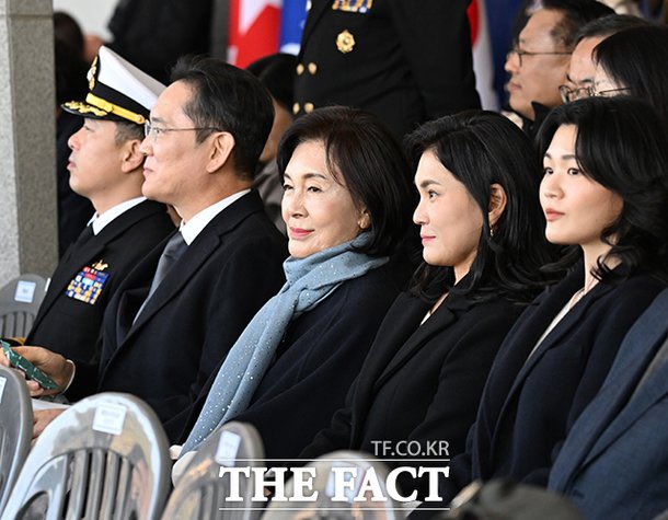 TomangMo's tweet image. โพสนี้บอกว่า 

สมมติว่า IU มีรายได้ 10 พันล้านวอน (หรือเธอเธออาจมีรายได้มากกว่านั้น) เธอจะต้องจ่ายภาษี 4.95 พันล้านวอน ซึ่งจะทำให้เธอเหลือเงินประมาณ 5 พันล้านวอน
แต่ถ้าคุณบริจาค 1 พันล้านจาก 5 พันล้านนั้น การหักลดหย่อนภาษีสูงสุดสำหรับ 1 พันล้านนั้นจะอยู่ที่ประมาณ 300 ล้าน…