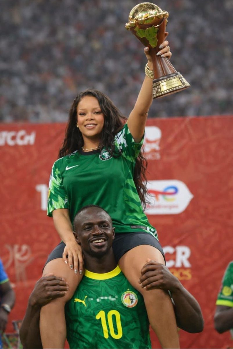 Congratulations to Sadio Mané. He was spotted carrying American singer Rihanna after winning the AFCON match with his team. It’s a beautiful moment to witness.