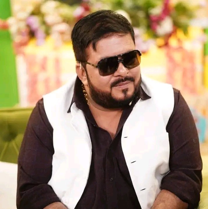 ये हैं युवराज सुधीर सिंह जी।

इनके छोटे भाई जेडीयू ( नितीश कुमार) की पार्टी से विधायक हैं।

इनके चाचा भाजपा से विधायक हैं।

इनका पूरा परिवार भाजपा में है और भाजपा का 
समर्थन करते हैं।

विषय ये है कि,
भाजपा में पूरा परिवार अच्छे पद पर होते हुए भी 
ये इंसान UGC का खुलकर पूरी ताकत