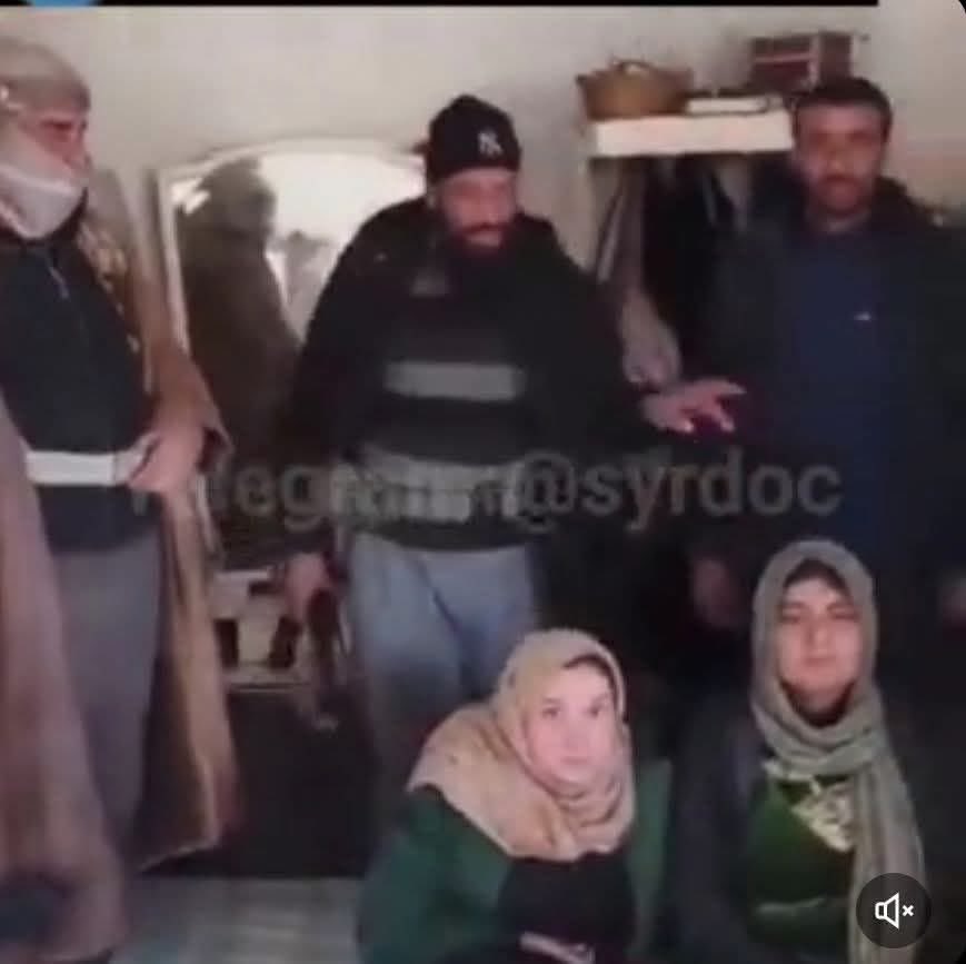 Mercenarios sirios publican un video en el que anuncian la venta de dos mujeres kurdas, mientras las someten a una humillación cruel.

.... fin de la humanidad