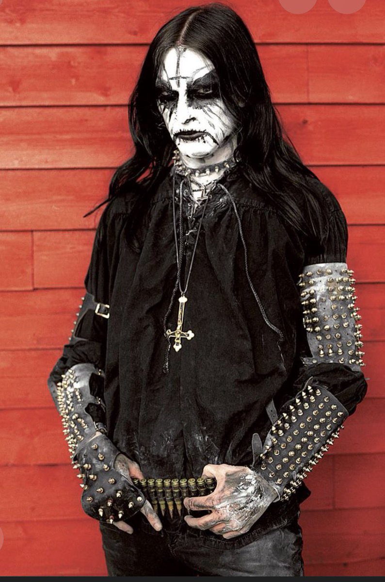 Μουσικό θρεντ 🧵 

Black Metal και Μόδα 

Η  ενδυματολογική μόδα στη Black Metal σκηνή δεν είναι απλώς μια ενδυμασία, είναι μια τελετουργική στολή, μια άμεση αντίθεση ενάντια στο ‘καθώς πρέπει’ κατεστημένο και ένας τρόπος ενίσχυσης της κουλτούρας του τρόμου, του απόκοσμου και της