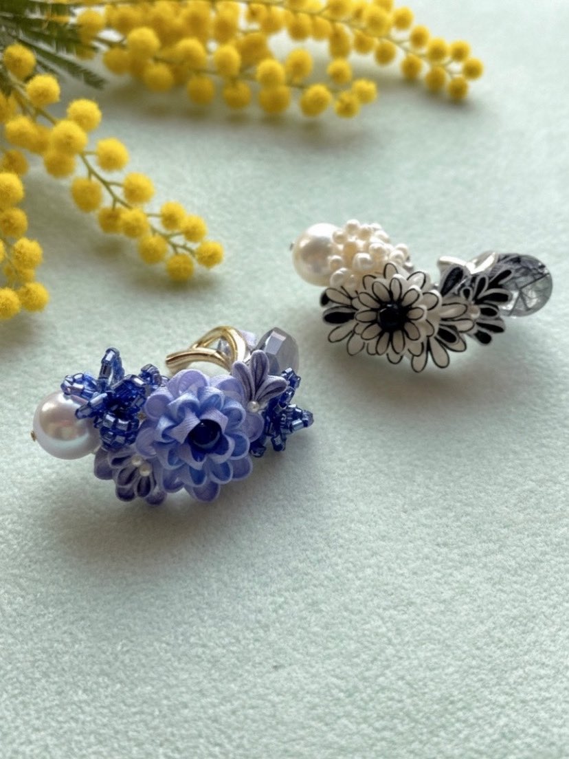 こちらも先日HMJでお迎えいただいたイヤーカフです。

前日に出来上がったので、ご紹介出来ていなかった作品でした。

落ち着いた色味のブルーとモノトーンの作品

楽しんでいただけますように🌸