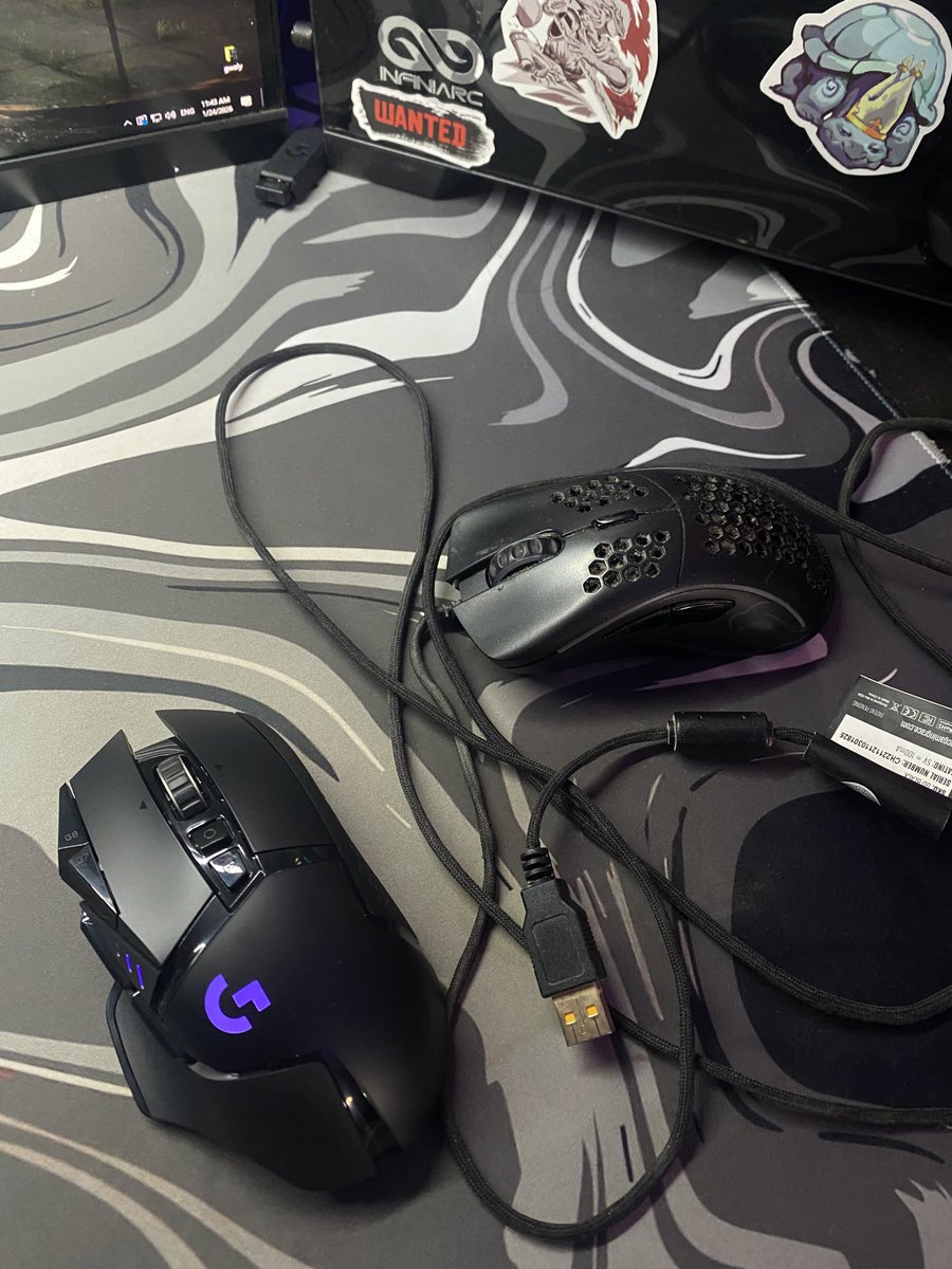 هلا بالزينن، والله ماوس قلوريوس ماقصر ٤ سنين من الكرف وتوه بدا يخرب + خذيت ذا لان ودي ب ماوس وايرليسس من اول