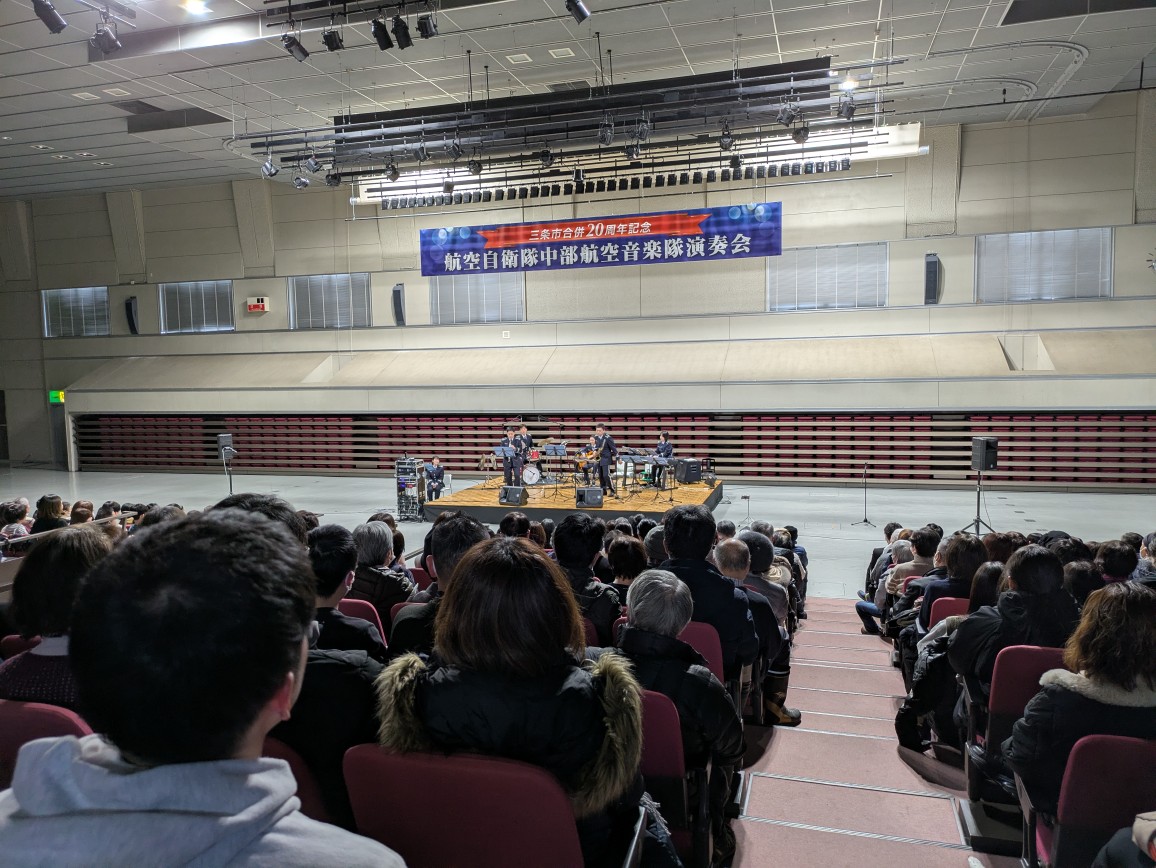 niigata_pco's tweet photo. 本日、＃三条市 ＃燕三条地場産業振興センター において三条市合併２０周年 ＃航空自衛隊 ＃中部航空音楽隊 #演奏会 を行いました🎶
降雪、足元の悪い中、ご来場頂いた皆様ありがとうございました✨🤗✨ https://t.co/ie1IfSNBbi