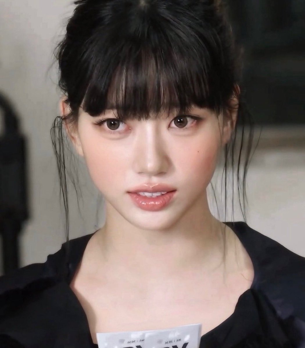 미야오 수인 최근에 리즈 찍었던데 기존이랑 
헤어 메이크업 차이 써달라는 스핀이 많아서 써봄 
1.앞머리가 눈꼬리 부분을 가리지 않을 정도로 잘라서 눈 전체가 노출되어 시원시원해보임
2.밝고 써클링 없는 렌즈에서 톤다운된 써클링렌즈 
3.진한 그라데이션 립에서 누디한 색깔의 글로시립