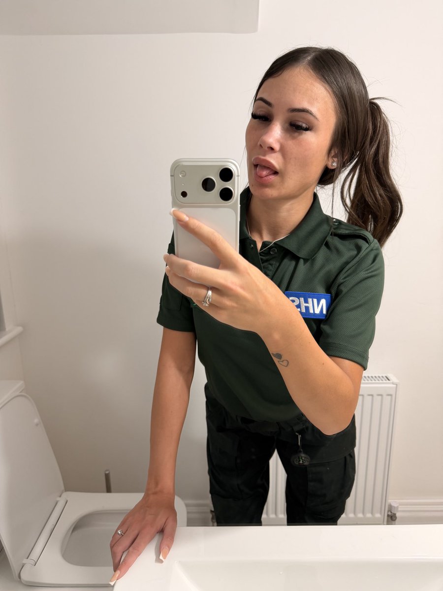 Chlomedic's tweet image. Time to be a good little medic 🚑