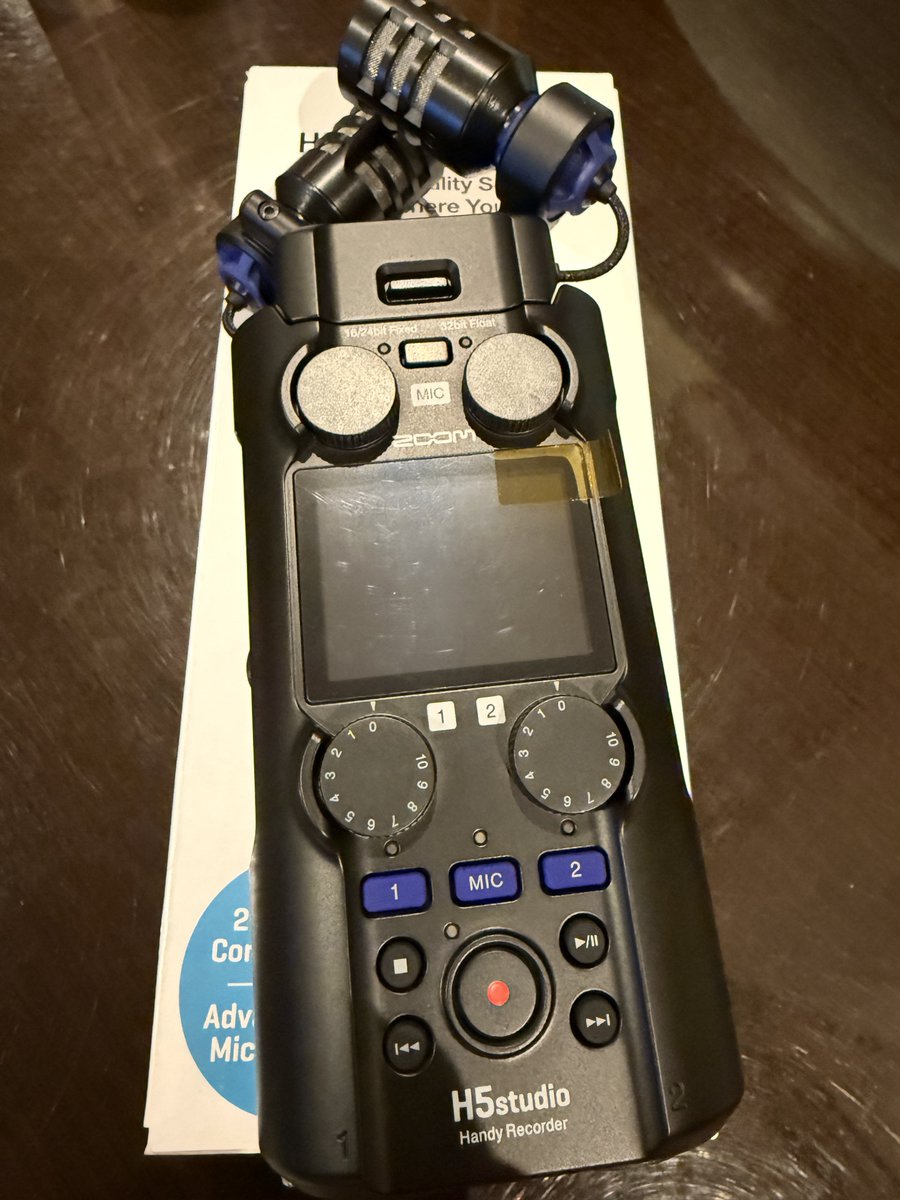 psrt_123's tweet photo. 新しいオモチャが到着。#ZOOM #H5studio。
めちゃマイクでかい。19.4mmの大口径ダイヤフラム。
もちろん192KHz 32bit Float対応。
どんな音で録音できるか、早くライブ撮影で使ってみたい😙 https://t.co/GA2uAnmxTY