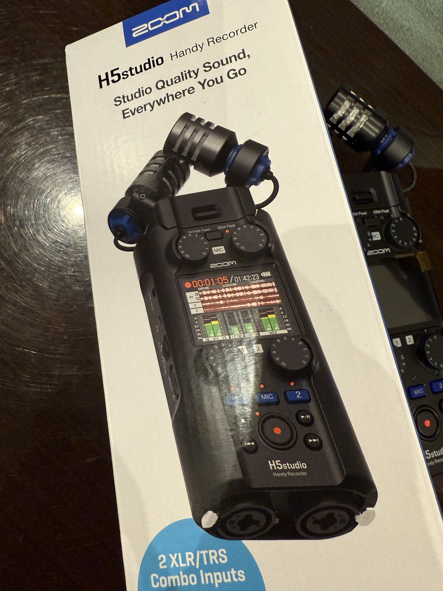 psrt_123's tweet photo. 新しいオモチャが到着。#ZOOM #H5studio。
めちゃマイクでかい。19.4mmの大口径ダイヤフラム。
もちろん192KHz 32bit Float対応。
どんな音で録音できるか、早くライブ撮影で使ってみたい😙 https://t.co/GA2uAnmxTY