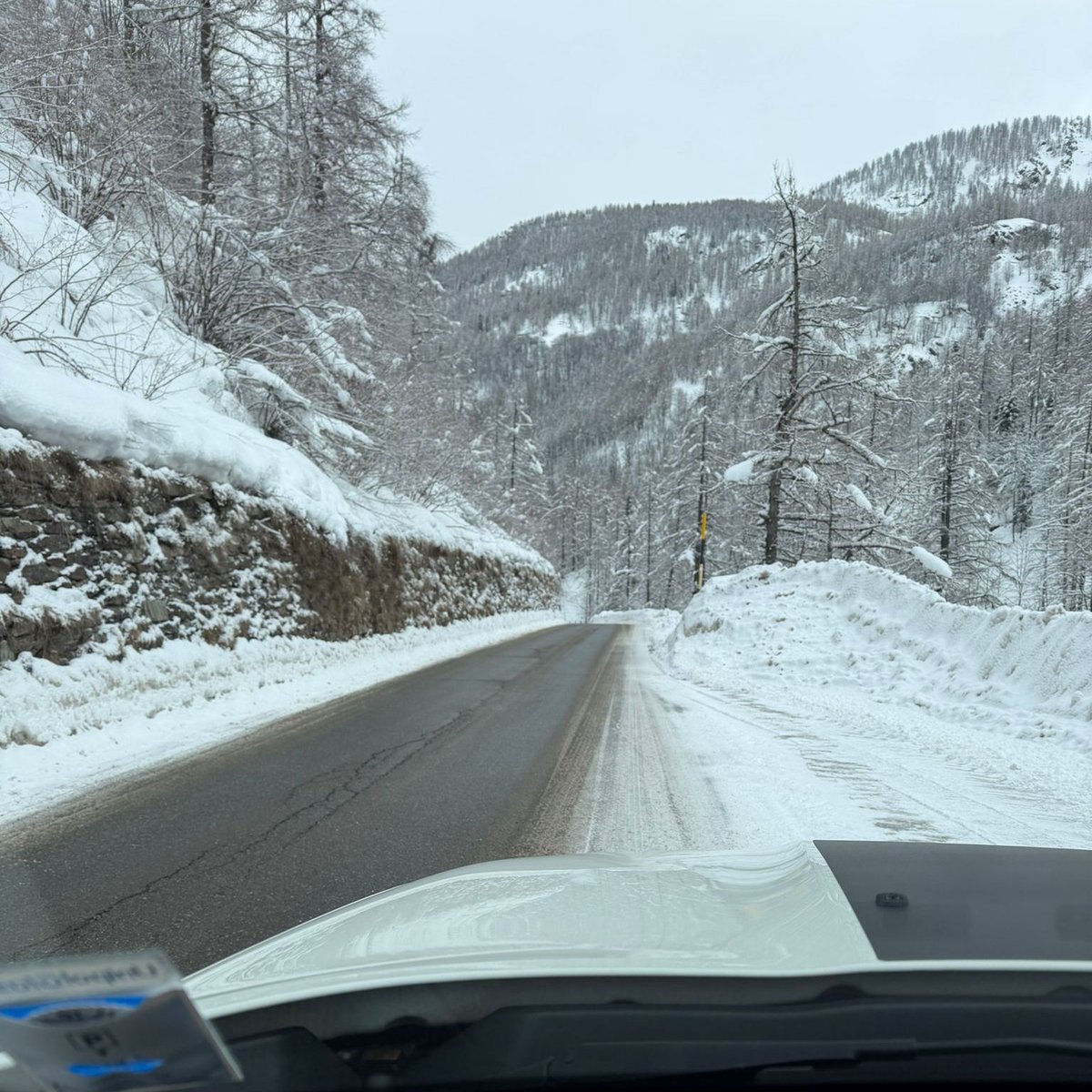 Valchisone2's tweet photo. Ore 09:45 Temp -5º C Strade Ok #ValGermanasca 📷#prali 📷 📷 Le altre webcam in diretta: https://t.co/lDbc2xu5im 📷 https://t.co/PFhDfvb5cl