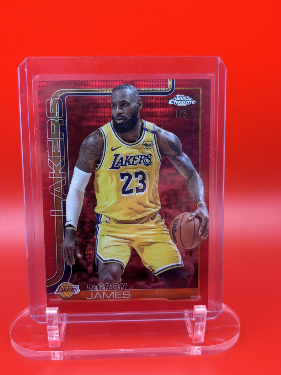 Still in disbelief I pulled this yesterday .. 🤯 #Lebron #ToppsChrome #HangersHaveTheBangers 1/5 🐐
