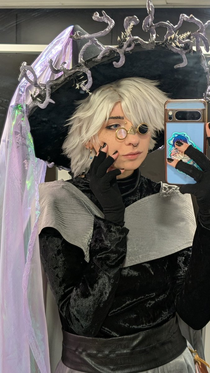 zzzfrey's tweet photo. brimhat qifrey out in the wild 🕯️✨ https://t.co/onnMPVubXT