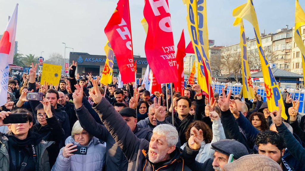 EHPgenelmerkezi's tweet photo. Suriye’de Kürt halkına yönelik saldırıları protesto etmek için Aksaray Meydanı’nda yapılan basın açıklamasının ardından aralarında yoldaşımızın da olduğu çok sayıda kişi gözaltına alındı. 

Halkların kardeşliğini ve barışı savunmak suç değildir. Gözaltılar derhal serbest bırakılmalı.
