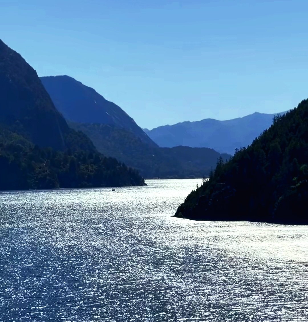 ¡Buen día! ¡Belleza en azul profundo! Lago Lácar. 
San Martín de los Andes. 
Patagonia 🇦🇷🧉🍀☀️