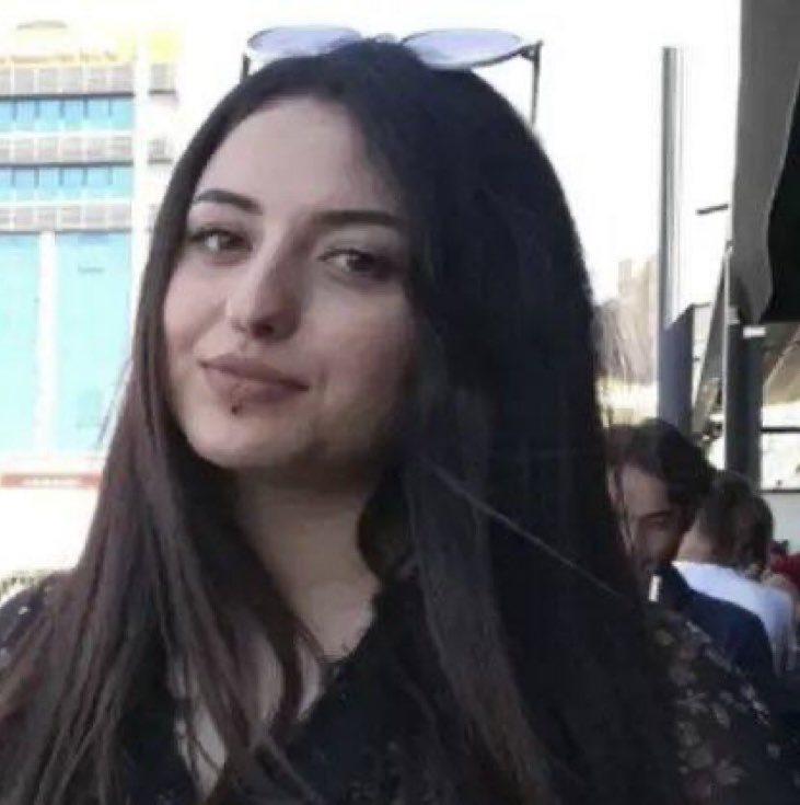 Koruma kararı vardı. Şikâyetler vardı. Tehdit biliniyordu. Adresini bile değiştirdi.

Buna rağmen Gözde Akbaba öldürüldü.
Bu sadece bir failin suçu değildir.
Görevini yapmayan, kararı uygulamayan, riski görmezden gelen herkes hukuken ve vicdanen sorumludur.

Kadınlar ihmal