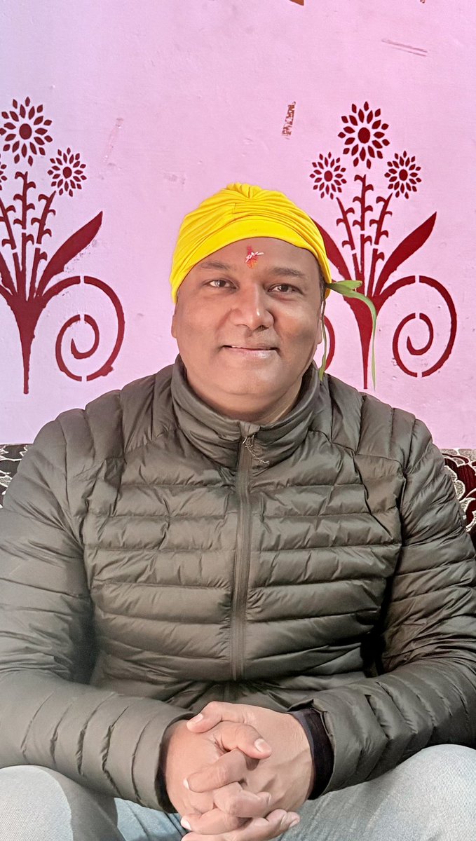 PrakashShriRSS's tweet image. देहरी पे सजे जौ की हरियाली, 
फागुन की आहट ने दस्तक है दी, 
पीले लिबास और पहाड़ी होली के गीतों से, 
कुमाऊँ की घाटी मुस्कुरा दी है

#BasantPanchami #kumaoni