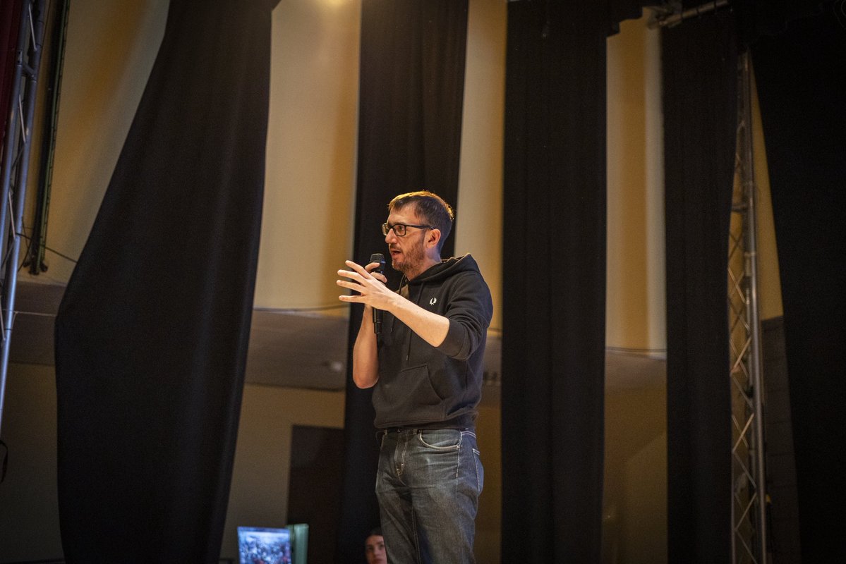 En Más Madrid nos juntamos una mañana más para pensar el rumbo que nos va a llevar a gobernar la Comunidad de Madrid.

Tenemos la mejor militancia y el mejor proyecto para ganar en 2027. Madrid no está en venta.