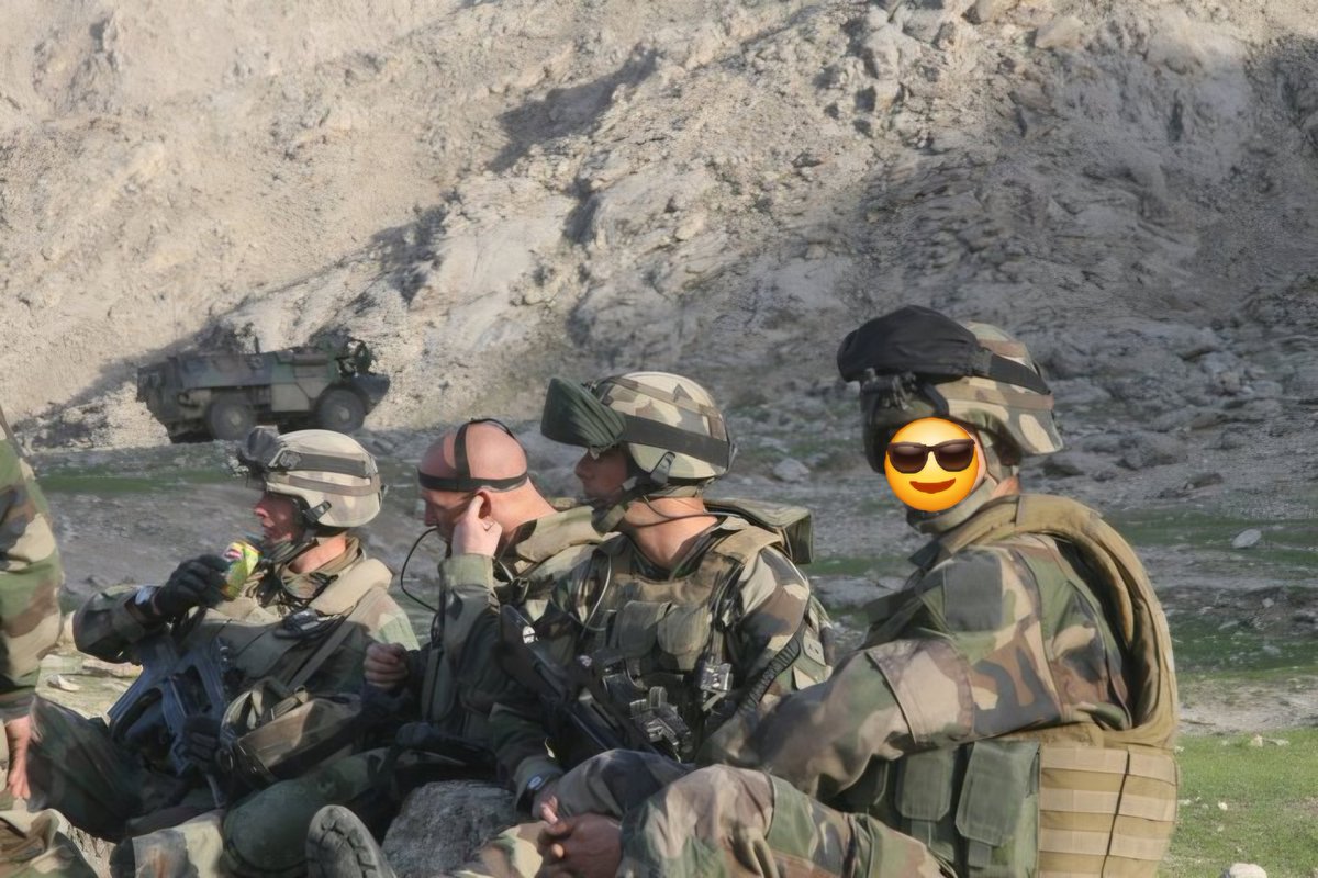 vandro_fr's tweet photo. My friend and pair with me (2 on the middle), "do nothing", "little back of the frontline" (≈500m), 15minutes before death in action of the lance coporal Nicolas BELDA in Kapisa, Afghanistan. https://t.co/ApBkGkswIy