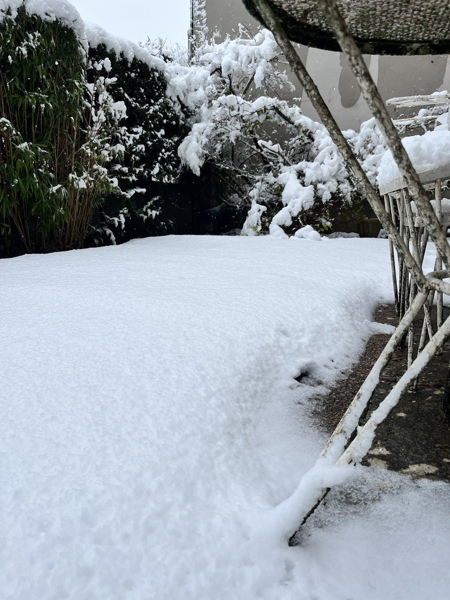 LlacunaXavi's tweet photo. @MeteoGasso Deu n’hi do, aquesta ultima hora no ha parat i s’han acumulat uns cm més https://t.co/ieAhKWNnAx