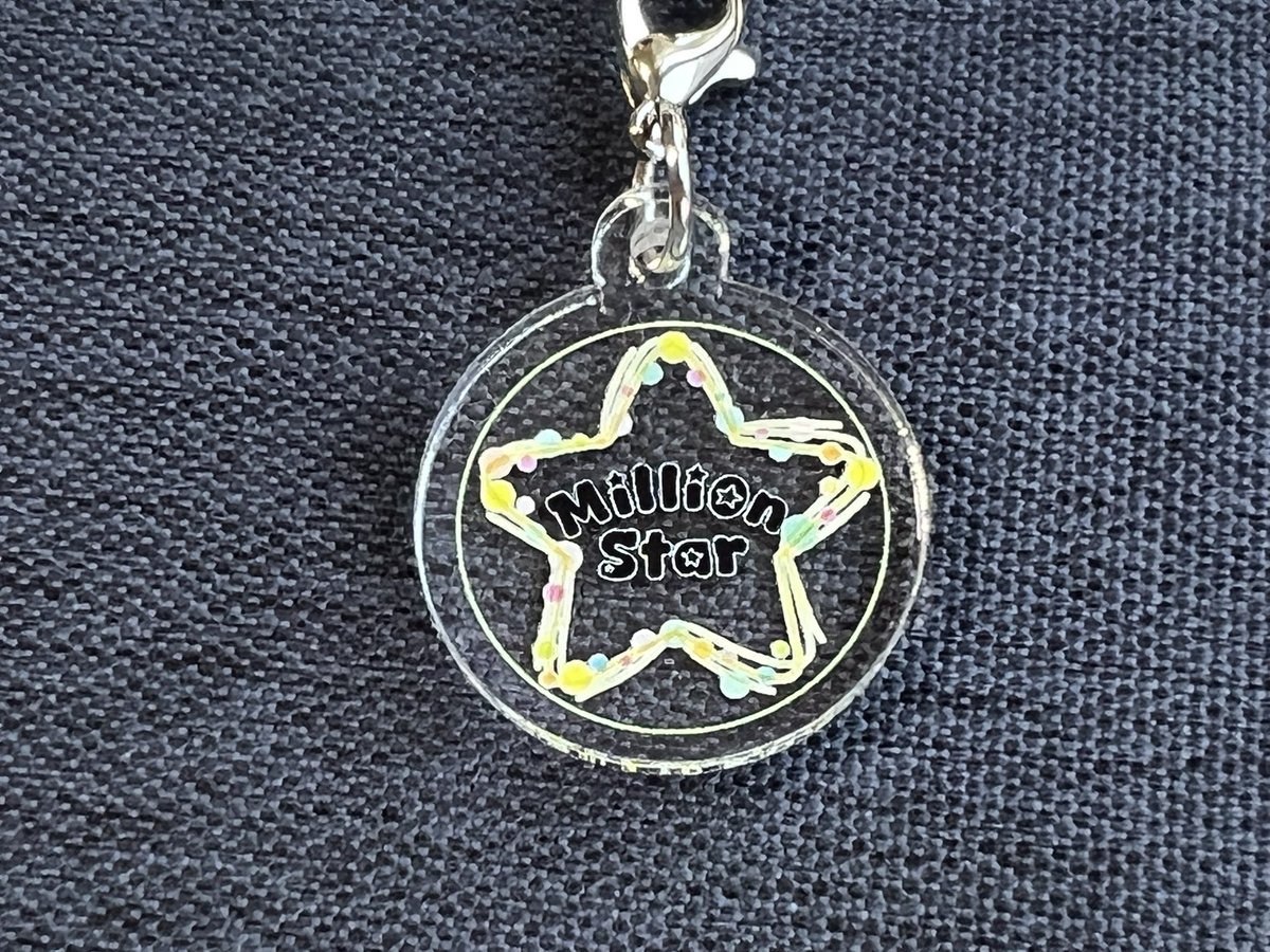 Kayo_Chaaaco's tweet image. 𝗠𝗶𝗹𝗹𝗶𝗼𝗻 𝗦𝘁𝗮𝗿 のロゴのアンブレラマーカーをよっし〜が作ってくれたよ🌂✨
この前のれみ作ステッカーもだけど、
オリジナルグッズが増えるの嬉しい♡

ちなみに、
𝗠𝗶𝗹𝗹𝗶𝗼𝗻 𝗦𝘁𝗮𝗿 のロゴの中には★が5個あって、メンバー5人を指してます🤩

#MillionStar
#ミリスタ