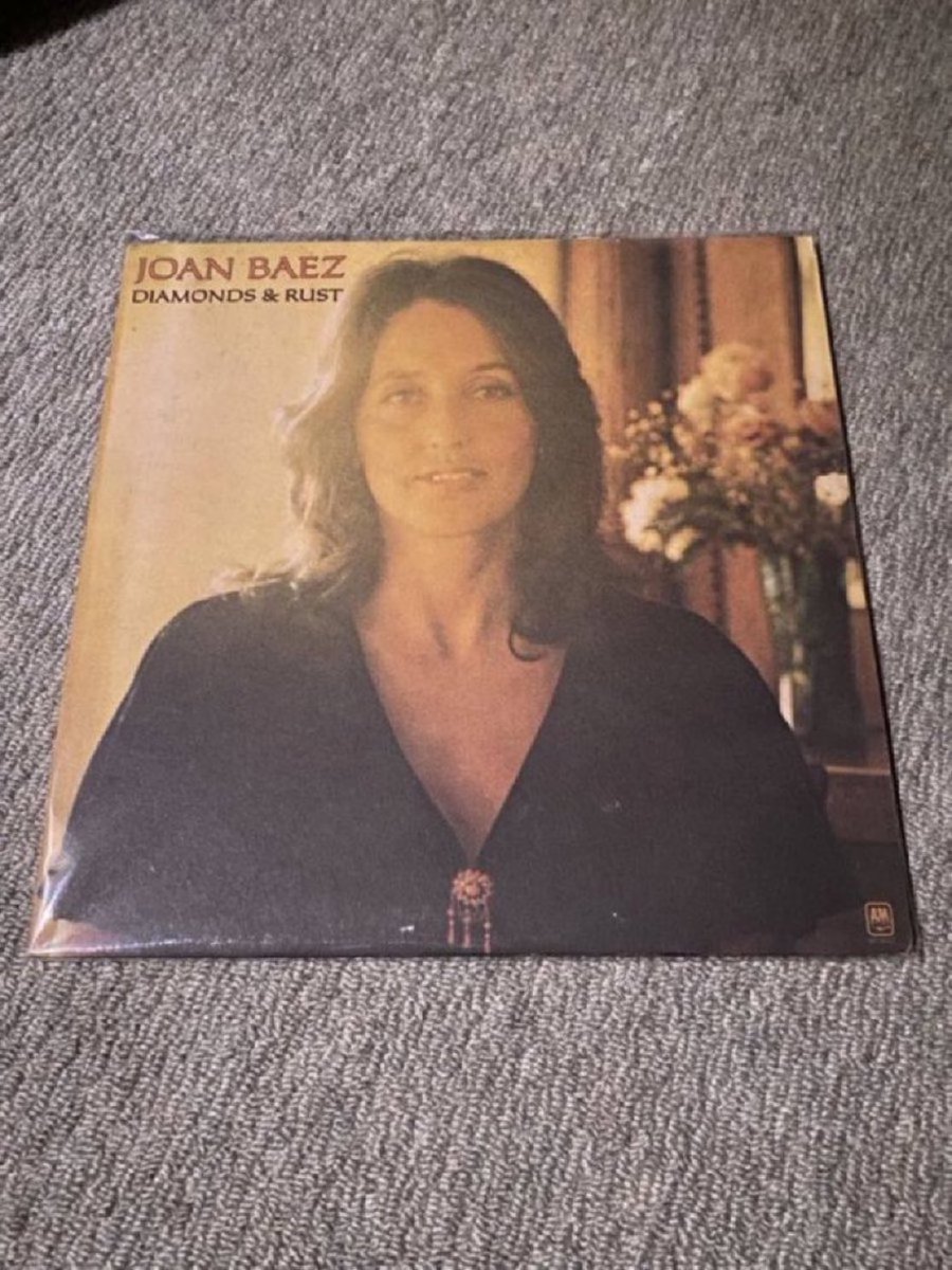 oZAR0wKIfatwxvA's tweet image. Joan Baez - Diamonds &amp;amp; Rust
A&amp;amp;M Records, SP-4527

〆はジョー・バエズの愛聴盤。何度聴いてもこの名盤の感動は薄れない。不思議なことに購入後、一度たりとも売られていることを目にしない。

9/10
#Folk #Rock #Vinylrecords #nowspinning