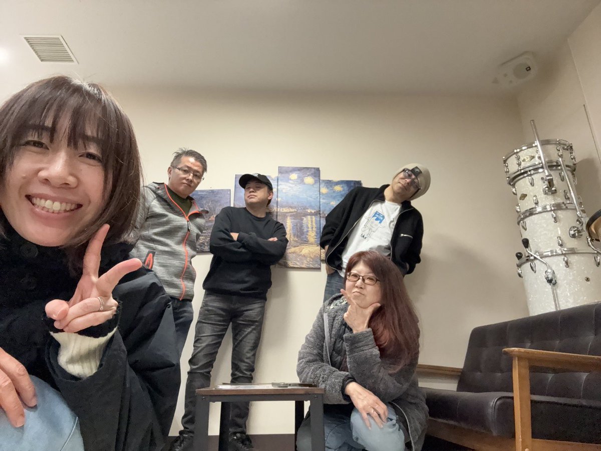 GuySpanky's tweet image. LIVE前の最後のリハ
リハが楽しいバンドは
とても良いバンドなのですな😁

LINDBURGER🍔
Vo.猫介
Ba.ハトピ
Ky.梅ちゃん
Dr.コッシー
Gt.TOKU

31日はこの楽しい雰囲気そのままの
LIVEするからね😘