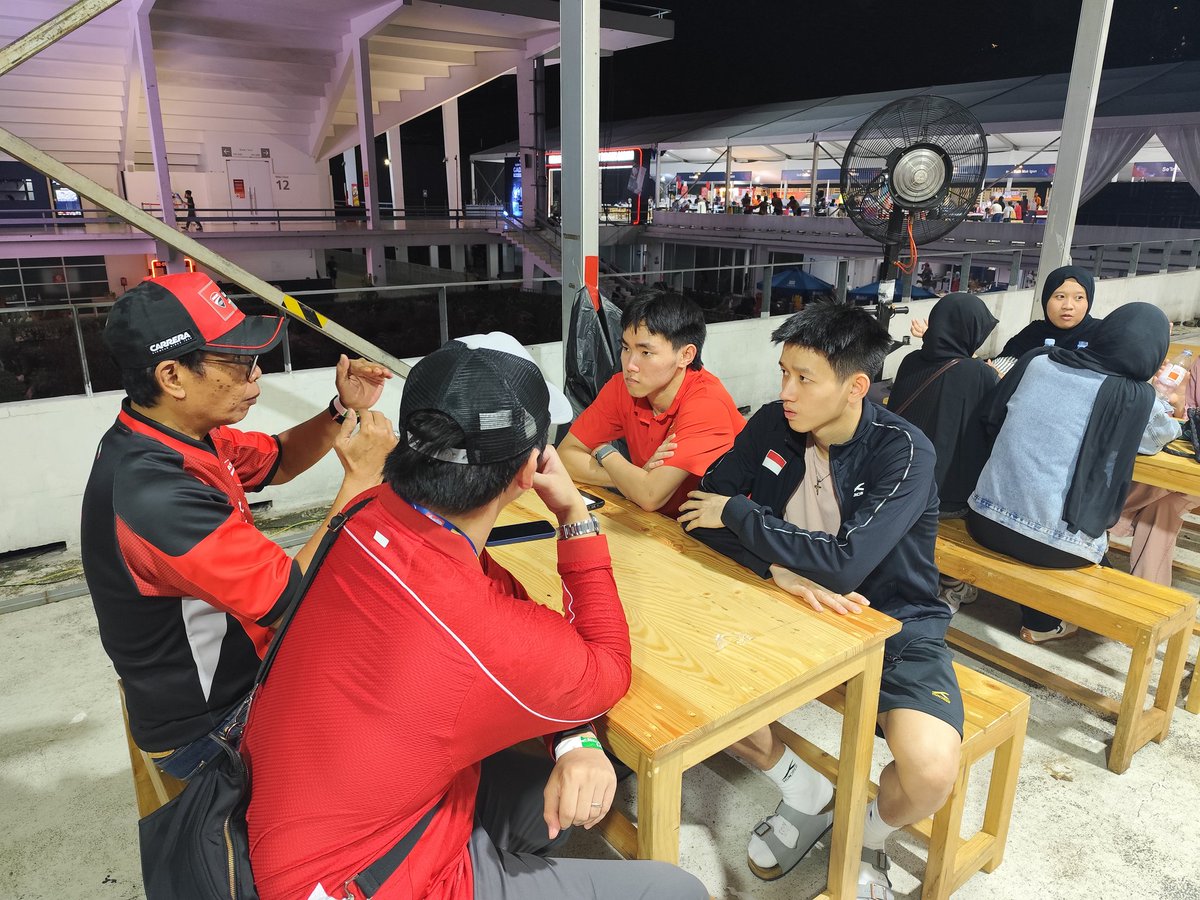 ainurohman's tweet image. Rutinitas yg selalu dilakukan Raymond dan Joaquin setelah pertandingan di Indonesia Masters yakni naik ke foodcourt Istora, menemui pelatihnya di Pelatnas Junior Chafidz Yusuf dan Andrei Bule. 

Dengan tekun dan serius mereka mendengarkan evaluasi dari Chafidz. 

Bertanya tentang…