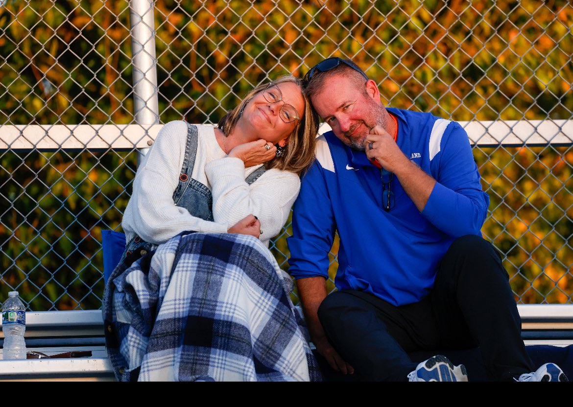 NicoleEdens12's tweet photo. Help me wish a happy 50th to the BEST! What a way to celebrate. ❄️❄️❄️❄️ we love you! @whitelandsports https://t.co/tRYd83Xxuh