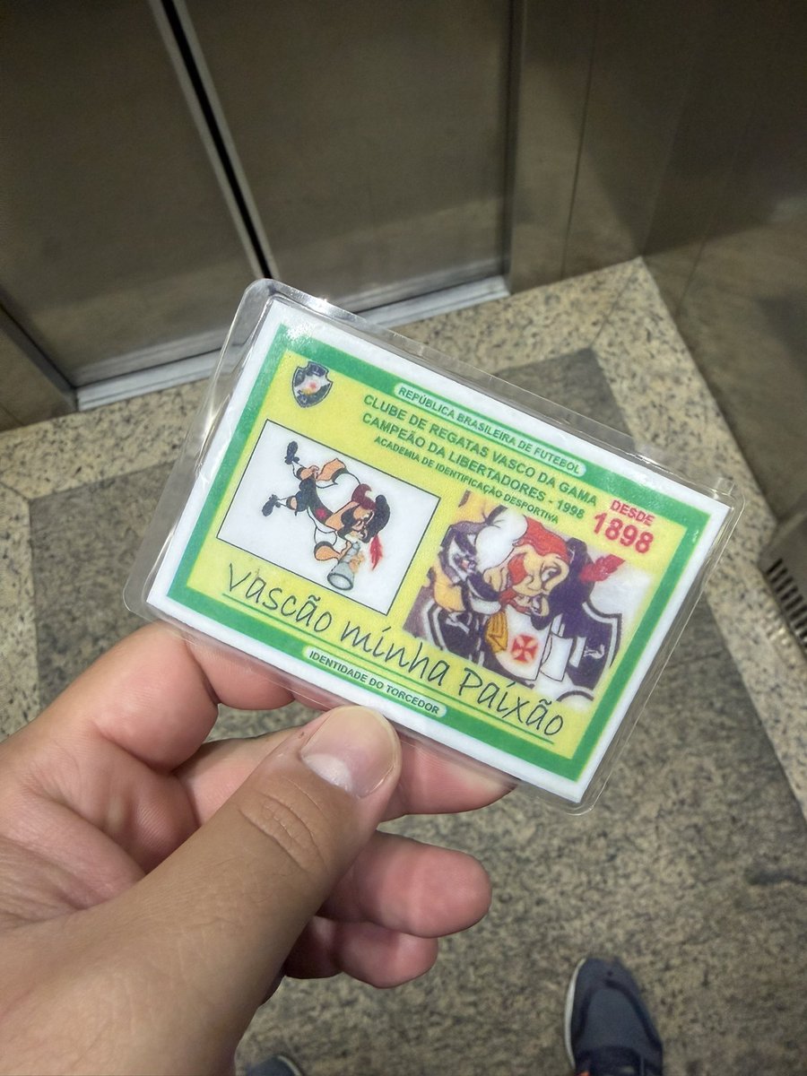 Bruno_1898's tweet image. Fui caminhar (com camisa do Vasco) um senhor na faixa dos 80 anos me para:

“Toma aqui! Comprei um monte em Poços de Caldas”

Voltei e um garoto de 3 anos do prédio, me viu com a camisa e cantou o hino.

Dei a carteirinha para ele.

Um pequeno gesto, 3 vascaínos felizes.