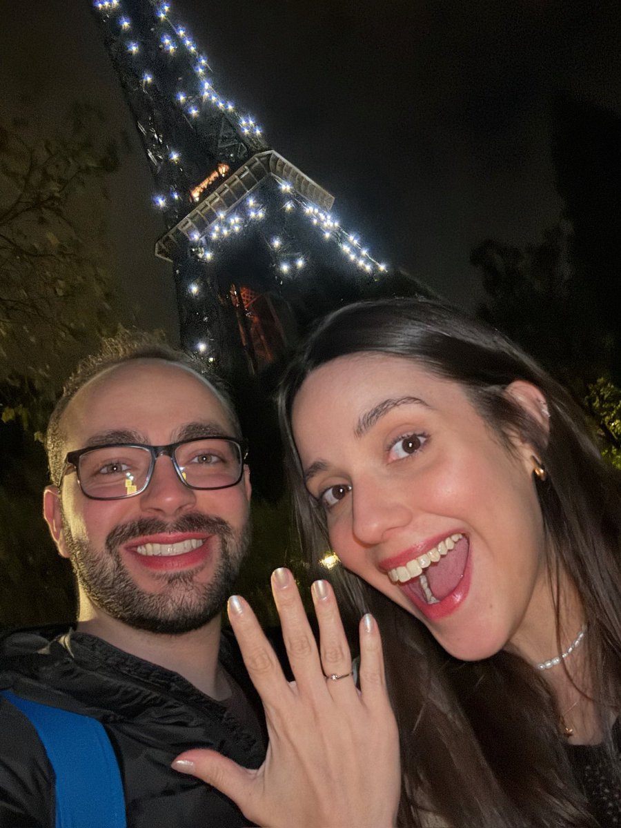 imagina ser pedida em casamento em frente a torre eiffel após achar um cadeado escrito “casa cmg?” que foi escondido no local 1 mês antes com um anel de ouro branco com diamante pelo amor da sua vida OH WAIT