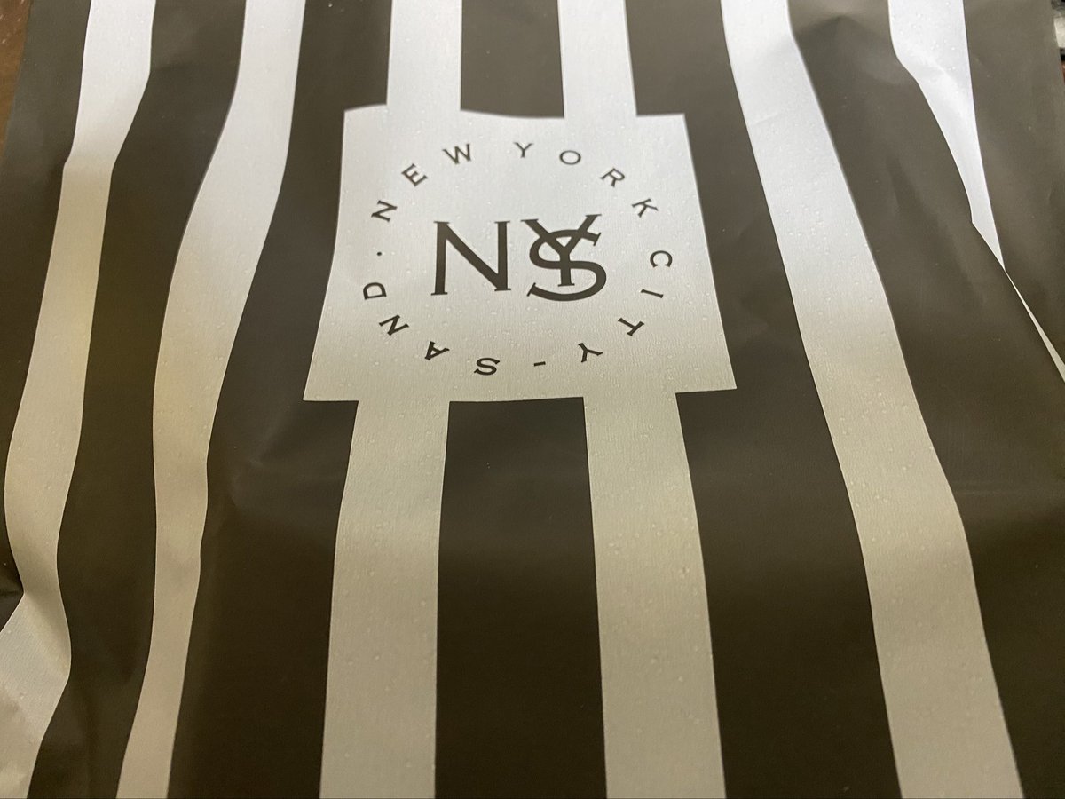 DIANAhimawari's tweet photo. というわけで、こちらを夜食に🤤

N.Y.C って、NewYorkCityの略称なんやと、パッケージ見て知りました💡

でも現物は、N.Y.Caramel と書いてる🧐

「C」は、果たして、どちらのCなんでしょ🤔

#NYCSAND https://t.co/twB0KSxJ6p
