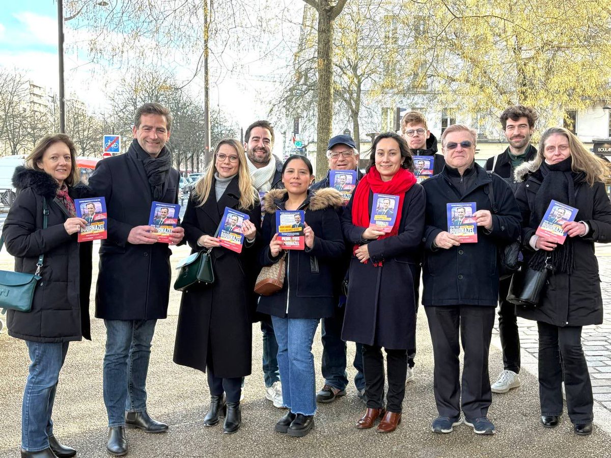 Cl_Chassaniol's tweet photo. À vos côtés ce matin au marché du cours de Vincennes avec @Benoitpernin et l’équipe de #Paris12 en soutien à @pybournazel pour lancer une campagne de rassemblement pour l’alternance ! https://t.co/T11XFG0u1u